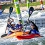 Qu'est-ce qui fait du kayak en eaux vives une discipline de compétition?