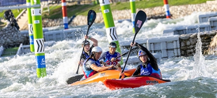 Qu'est-ce qui fait du kayak en eaux vives une discipline de compétition?